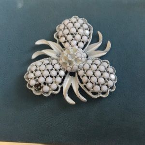 ⚡️FINAL PRICE⚡️ VTG White Brooch